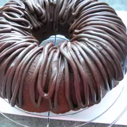 Čokoladna torta sa marcipanom i čokoladnim prelivom