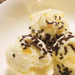 Vanila sladoled sa breskvama i čokoladnim mrvicama