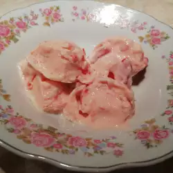 Sladoled sa parčićima jagoda