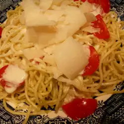 Špagete sa pestom i paradajzom