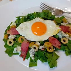 Salata od spanaća sa jajima na oko
