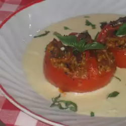 Korpice od paradajza sa nadevom u mlečnom sosu