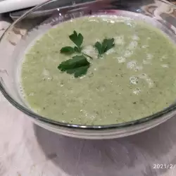 Hladna zdrava supa od krastavca i avokada