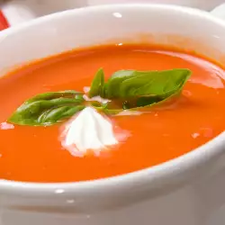 Bogata supa od paradajza sa crvenim paprikama
