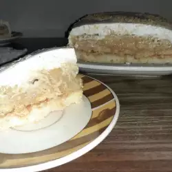 Keks torta sa žutim filom, kremom i kikiriki puterom