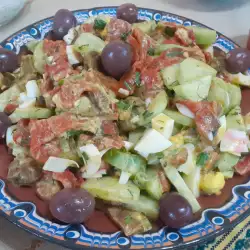 Salata sa pečenim paprikama i kuvanim jajima