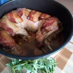 Sporo pečeni zec sa koricom od slanine