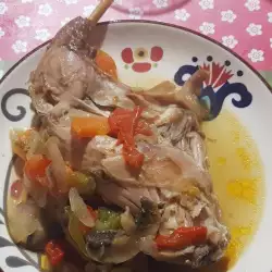 Dinstani zec sa povrćem i sosom