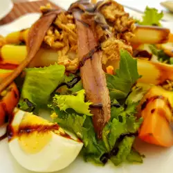 Osvežavajuća salata sa tunjevinom, inćunom i šparglom