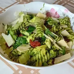 Zelena salata sa testeninom i sušenim paradajzom