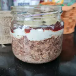 Doručak u tegli sa semenkama i grčkim jogurtom