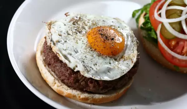 Američki hamburger sa jajima