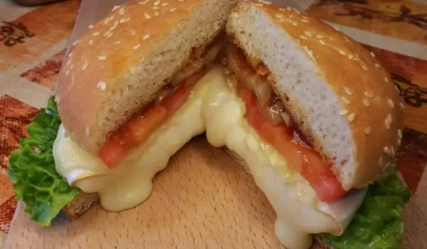 Vegetarijanski burger sa kamamberom
