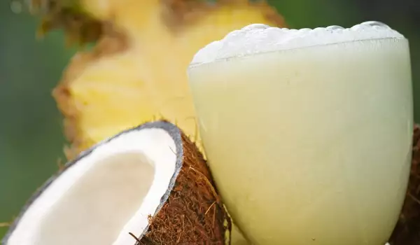 Gazirani koktel sa kokosom i ananasom