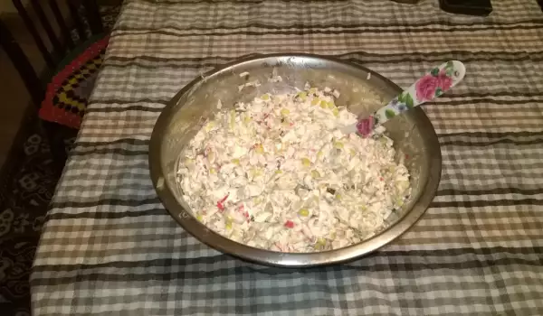 Salata sa surimi štapićima i kukuruzom