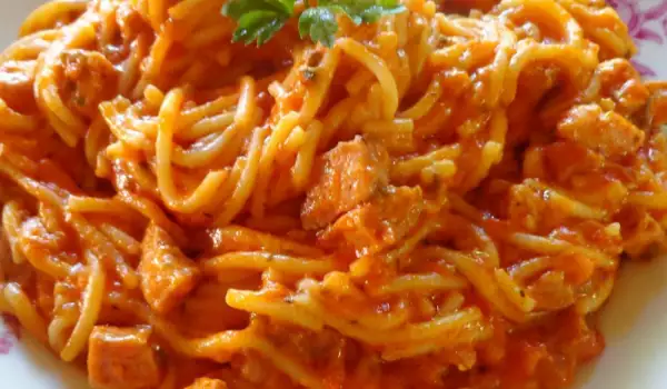 Špagete sa viršlama i paradajzom