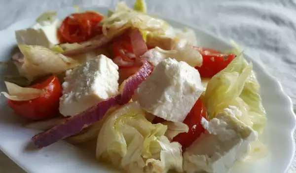 Salata sa čeri paradajzom i ajsbergom