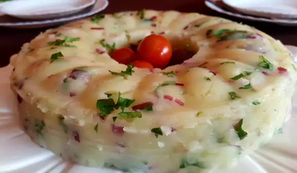 Krompir salata u kalupu za kuglof