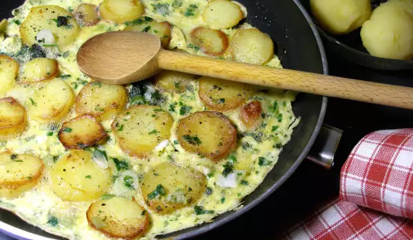 Prženi krompir sa jajima i sirom