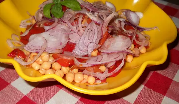 Salata sa leblebijama, pečenim paprikama i lukom