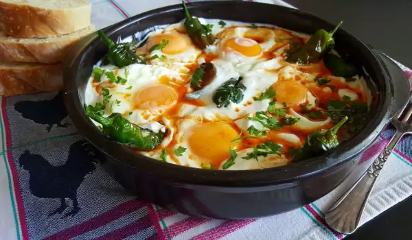Pikantne paprike sa jajima na oko u sosu