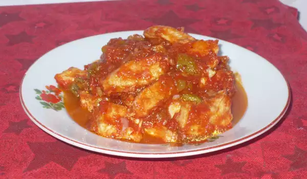 Pileće meso sa pečenim paprikama i paradajz sosom