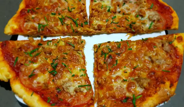 Pica sa tunjevinom, parmezanom i paradajzem