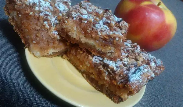 Posni kolač sa jabukama, grizom i orasima