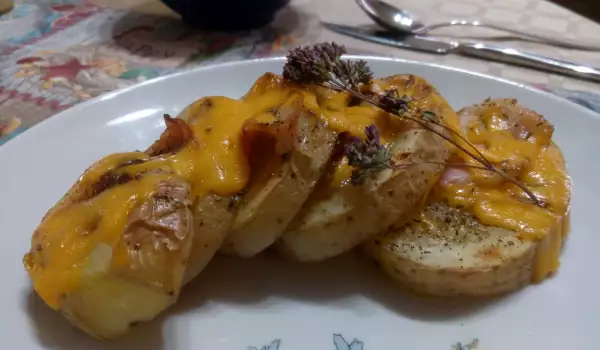Ređani krompir sa slaninom, paradajzom i čedar sirom