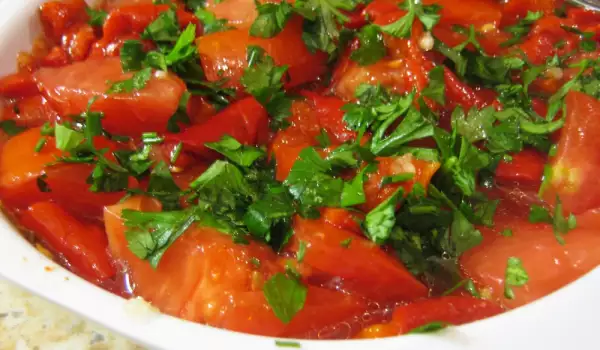 Salata od paradajza sa pečenim paprikama