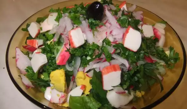 Prolećna salata sa štapićima krabe