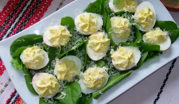 Salata od spanaća sa punjenim jajima