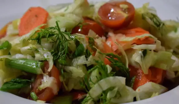 Salata od svežeg kupusa sa lukom, mirođijom i paradajzom