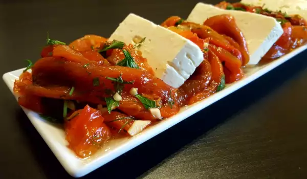 Salata od crvenih pečenih paprika sa sirom
