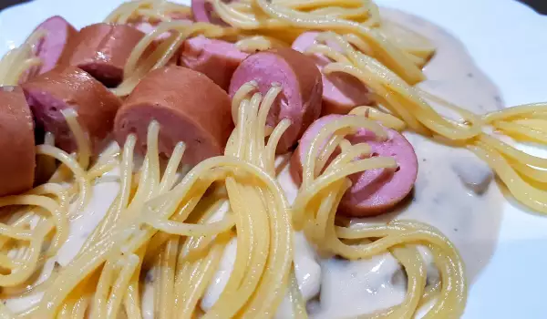Interesantne špagete sa sosom od pečuraka i kobasicom