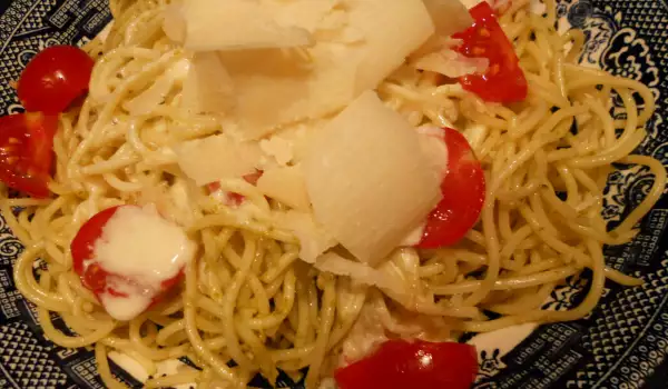 Špagete sa pestom i paradajzom