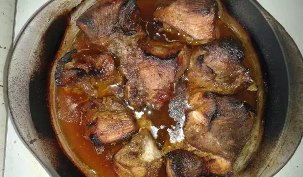 Dinstano svinjsko meso u vatrostalnoj posudi