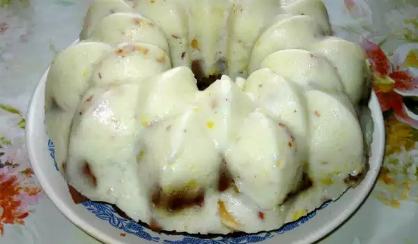 Torta sa kremom i bananama u obliku kuglofa