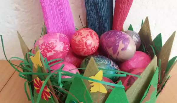 Šarena uskršnja jaja sa krep papirom