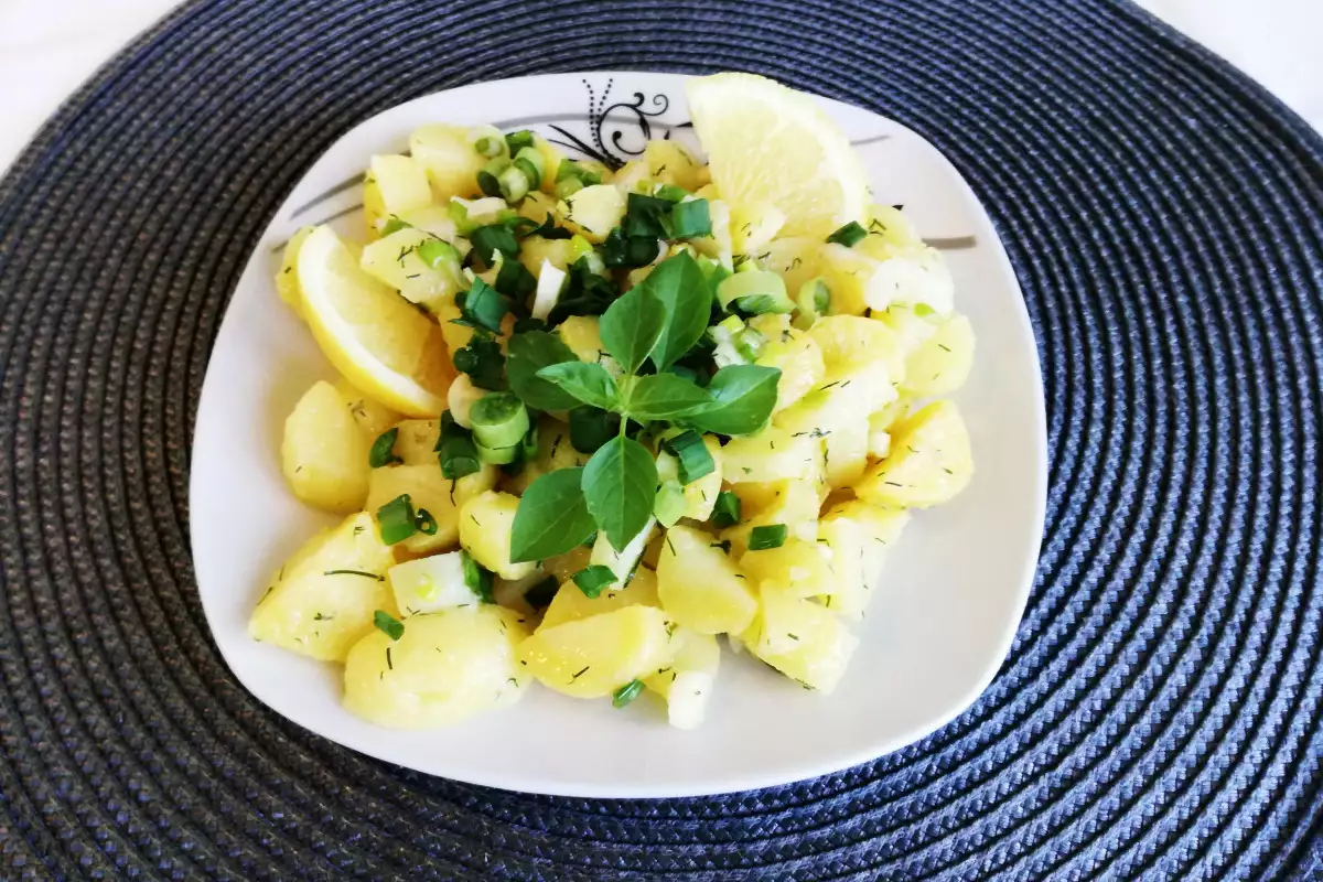 Domaća Salata sa Školjkama i Lukom