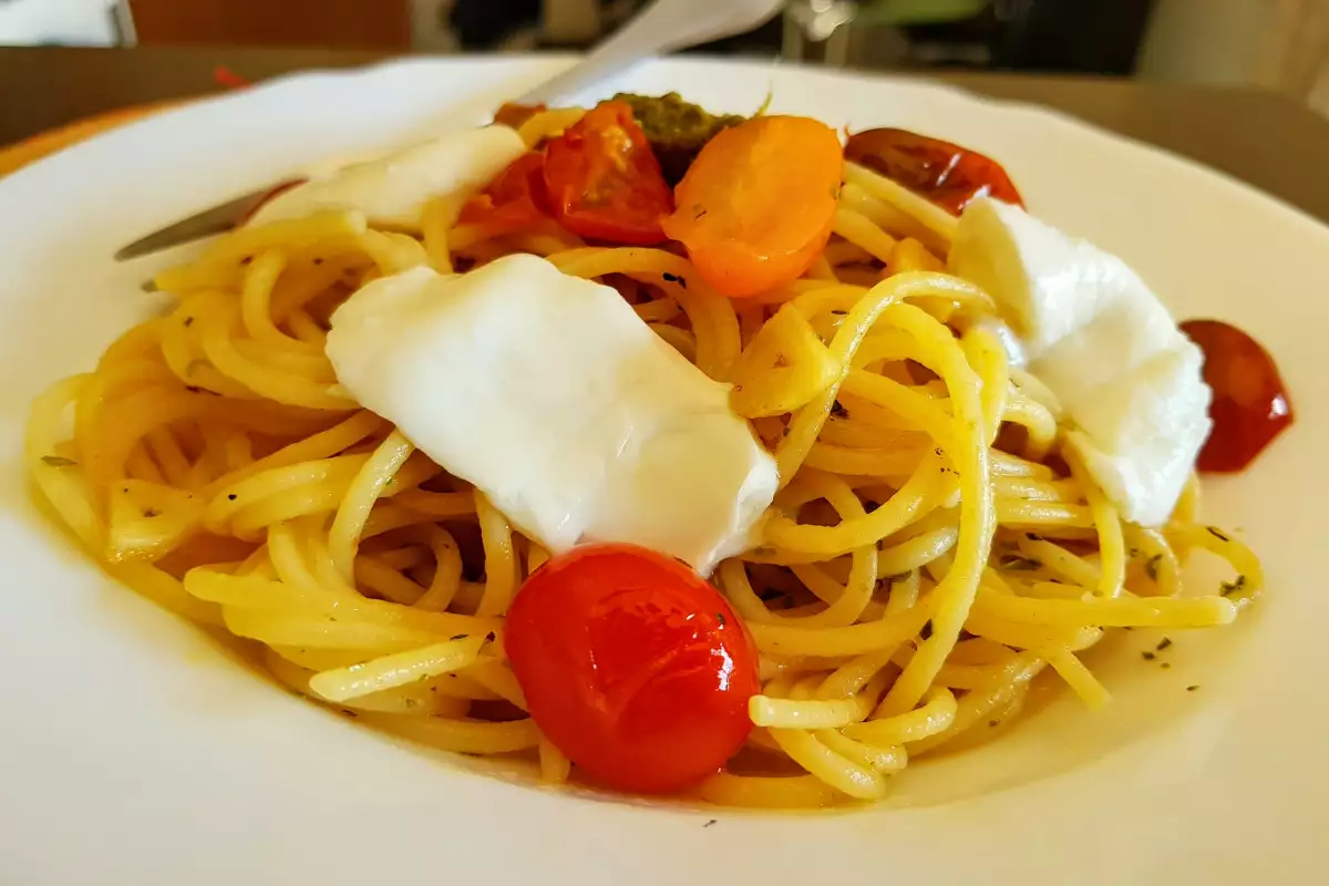 Špagete sa Čeri Paradajzom i Bosiljkom