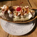 Banana split sa karamelizovanim lešnikom