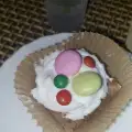 Bela gnezda sa kandiranim voćem