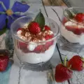 Desert od ceđenog mleka sa jagodama