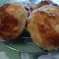 Pogačice sa sirom i kiselim mlekom posute kačkavaljem
