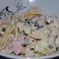 Salata od makarona sa majonezom, kobasicom i krastavčićima