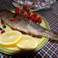 Pečena pastrmka u foliji sa ruzmarinom i čeri paradajzom