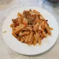 Pene u crvenom sosu sa maslinama i pečurkama