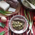 Brz prolećni ručak sa jajima, kobasicom i kiseljkom