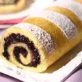 Rolat sa marmeladom i šećerom u prahu